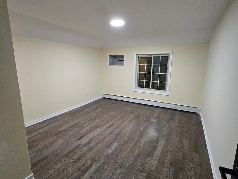 Sabre St — Photo 2