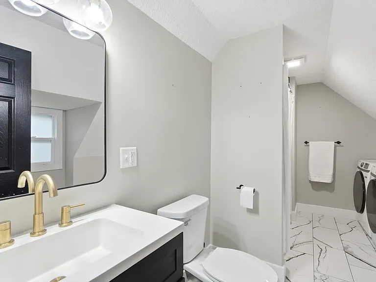 334 1/2 W 9th St #1 — Photo 14