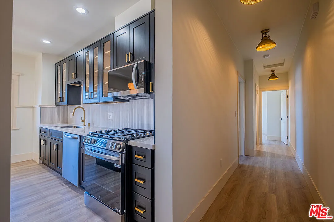 3 bed, 2.0 bath, 1093 sqft, $4,812 — Photo 3