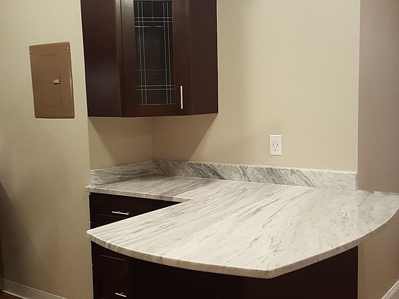 Center island. Quartz countertops.