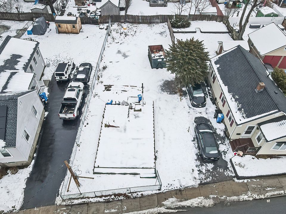 2nd image of 133 Lake St