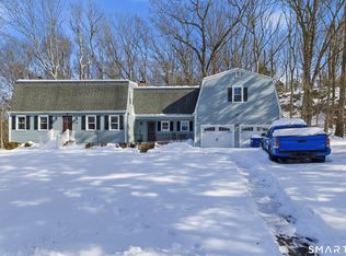 10 Buttercup Ln, Gales Ferry, CT 06335