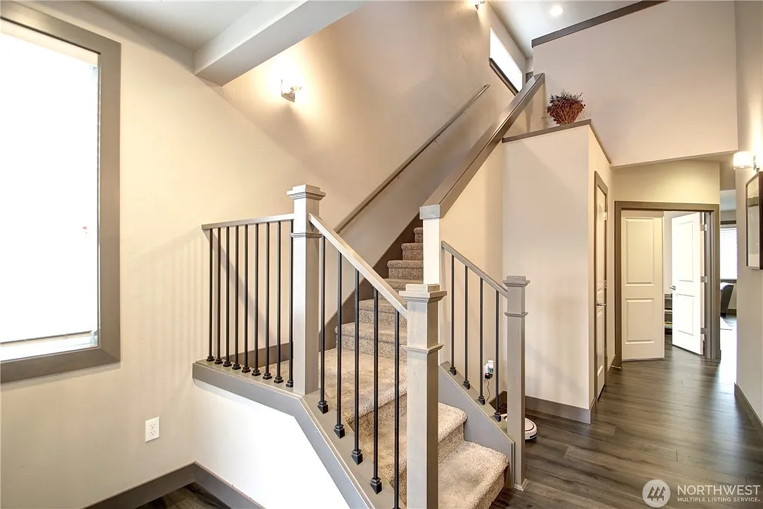 5 bed, 2220 sqft, $3,800 — Photo 4