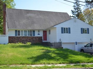62 Wyandotte St, Selden, NY 11784