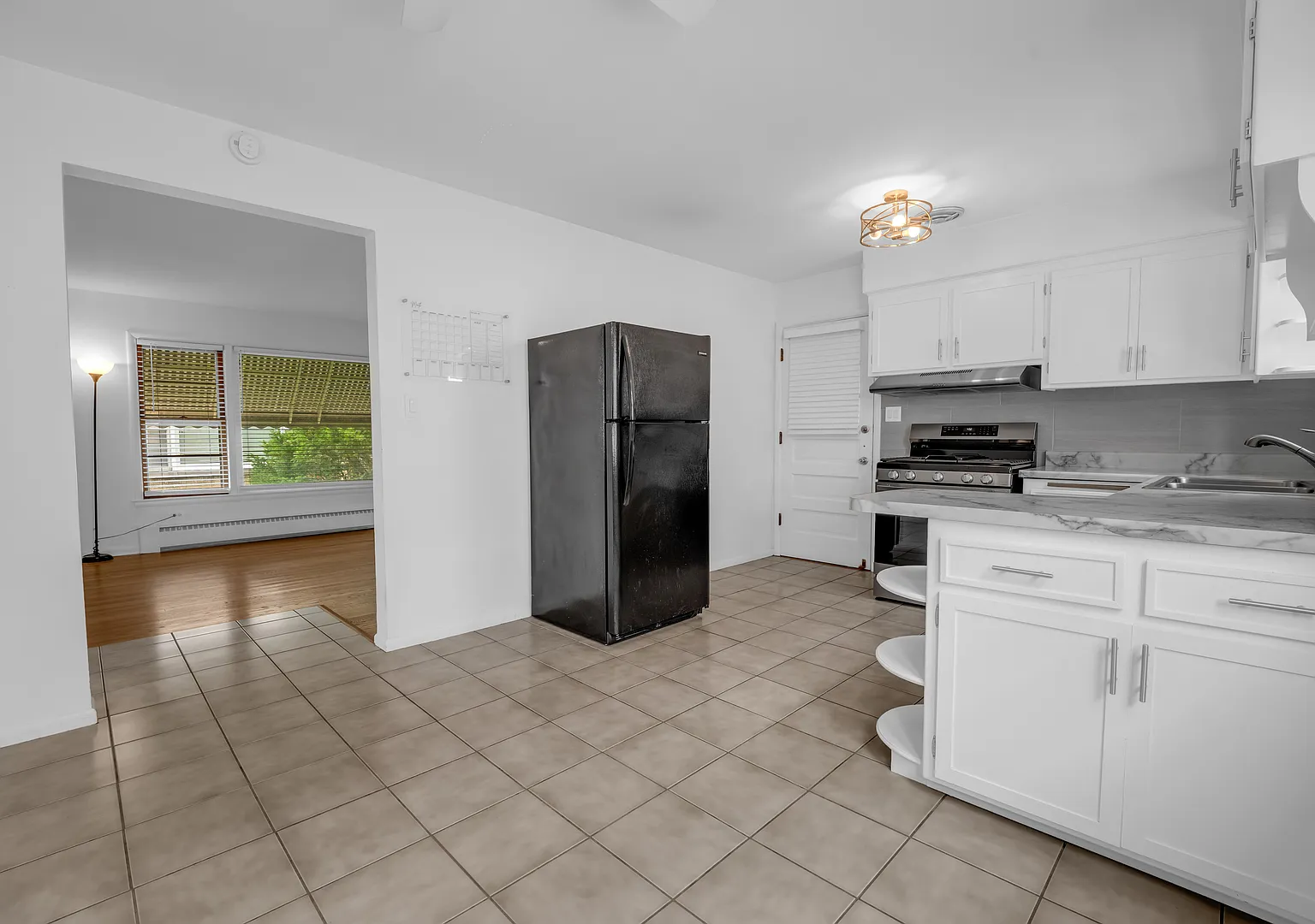 2 bed, 1.0 bath, 900 sqft, $2,000 — Photo 3