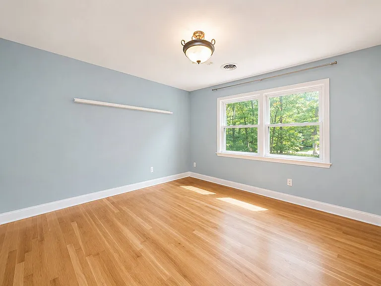 111 Deer Spring Rd — Photo 14
