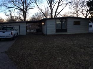 2001 SW Harp Pl, Topeka, KS 66611