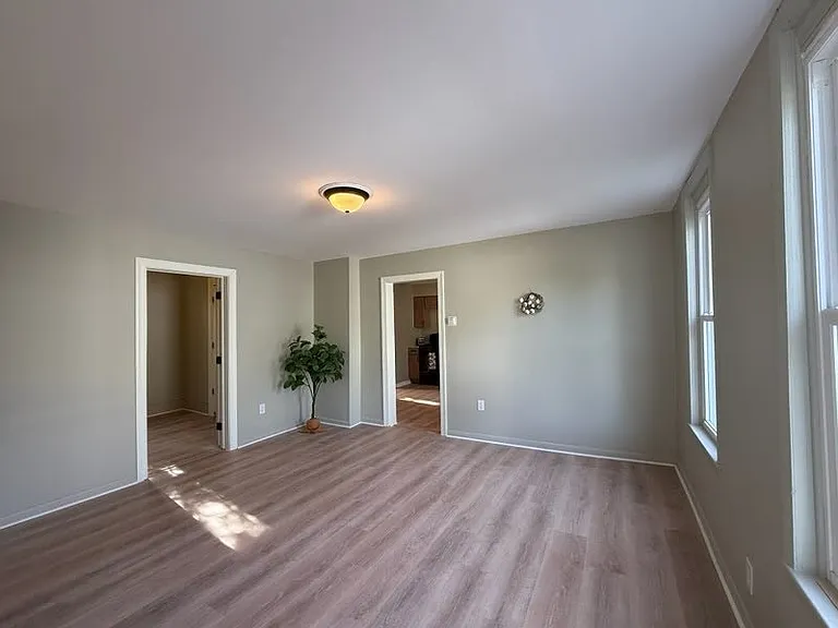 105 Sweeting St — Photo 4