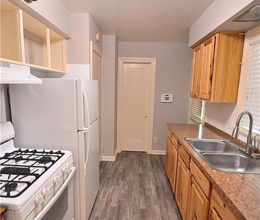 3rd image of 305 Meadowbrook Ave