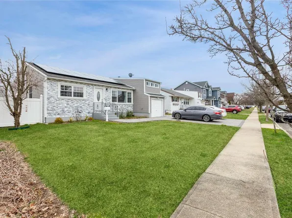 148 S Fordham Road, Hicksville, NY 11801