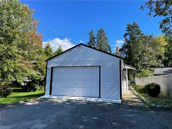 36 Peckham Ln, Tiverton, RI 02878