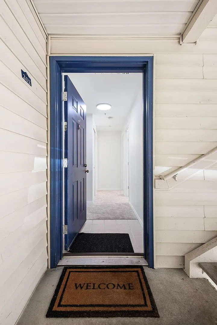 Prime Location Near Lake Washington Updated 2 Bedroom Condo! — Photo 2
