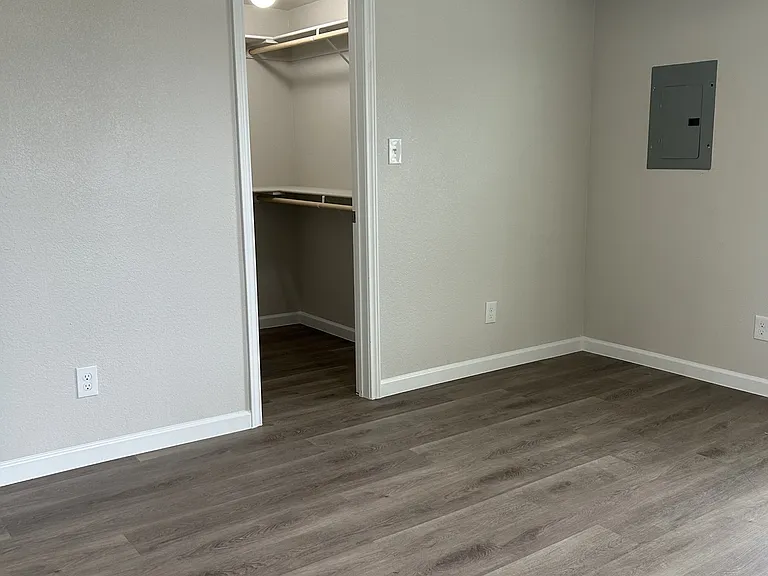 407 N Justin Ave #B — Photo 4