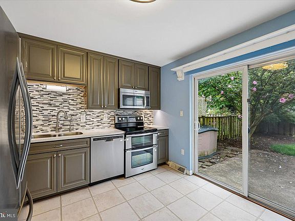 5th image of 19 Red Kiln Ct