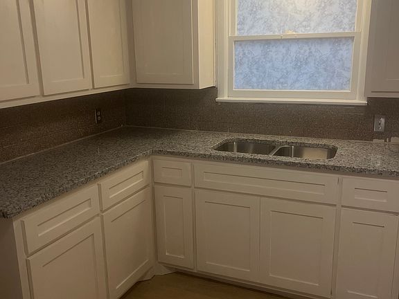 5th image of 1504 Brookhollow Dr