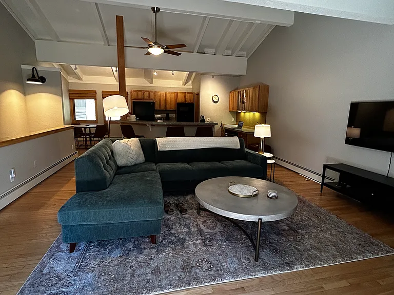 820 Oriole Way — Photo 3