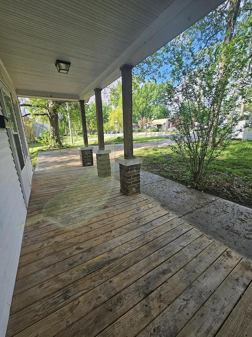 Charming Updated Bungalow — Photo 3