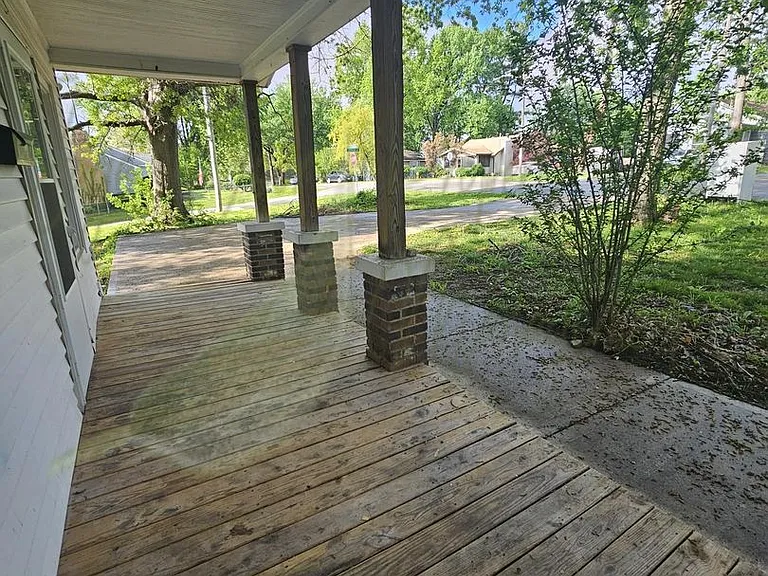 303 N Huttig Ave — Photo 4
