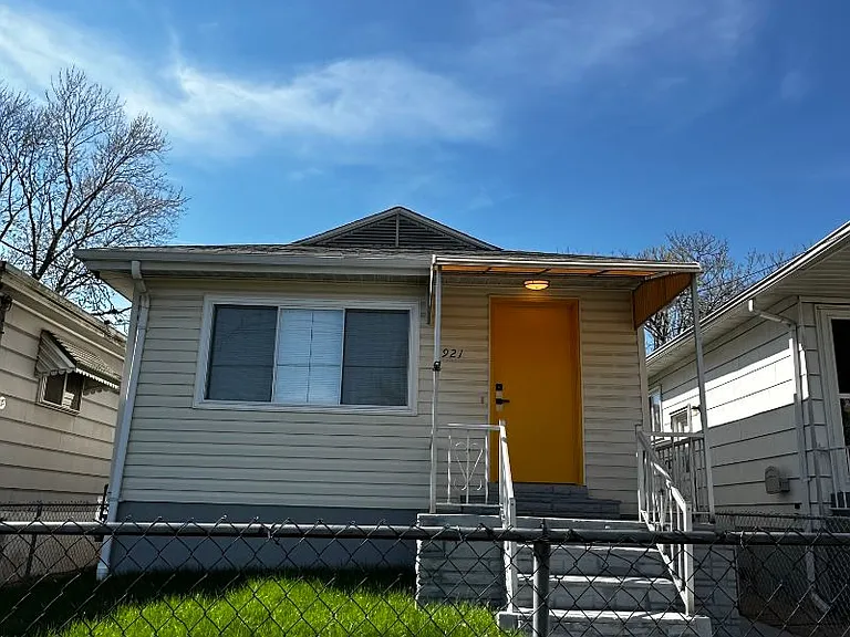 921 Regina Ave — Photo 2