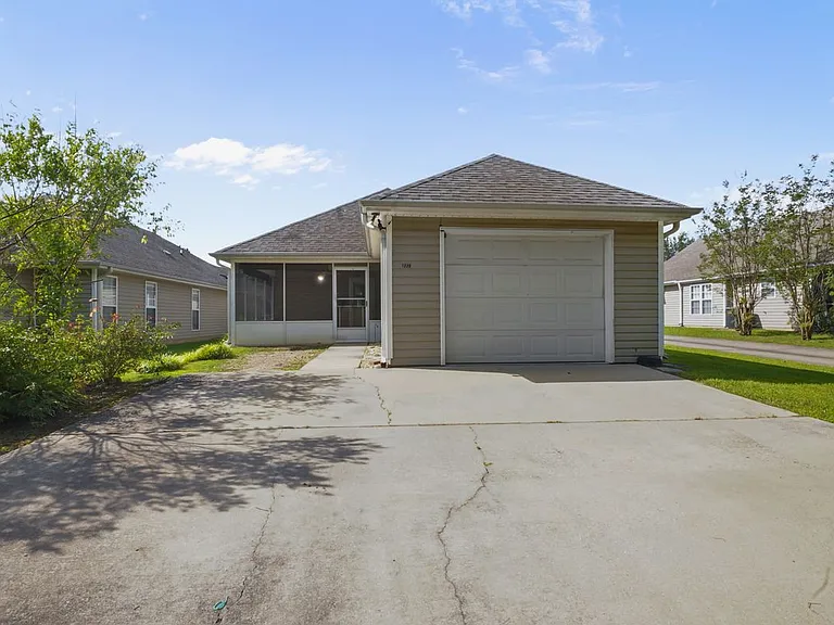 1220 Village Trl — Photo 16
