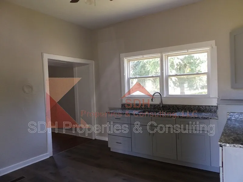 3 bed, 1.0 bath, $1,295 — Photo 4