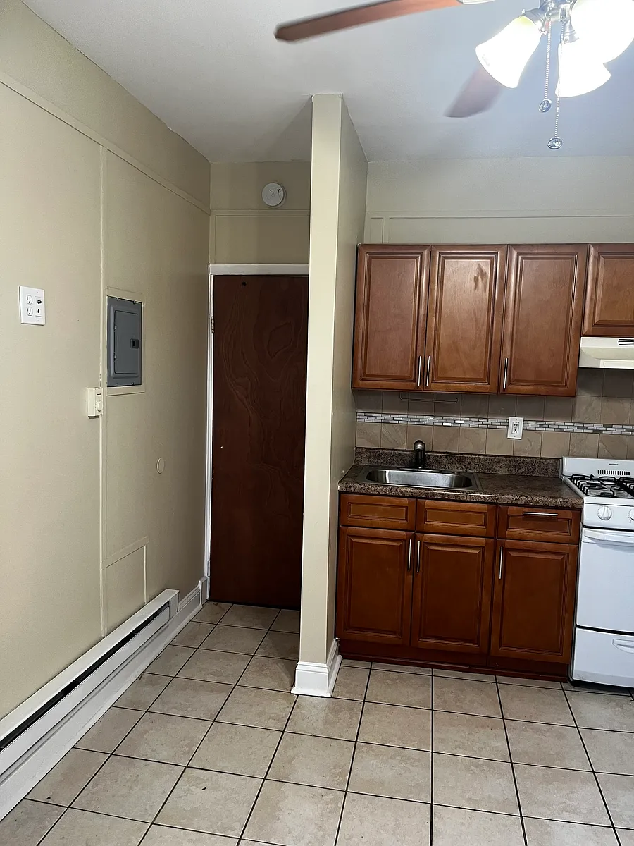 Building Photo - 1028 Coates St #5