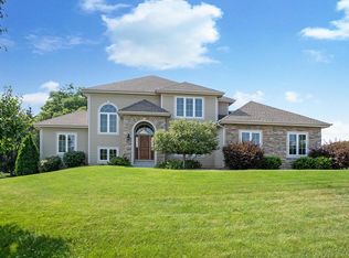 1139 Colonial Dr, Village Of Hartland, WI 53029