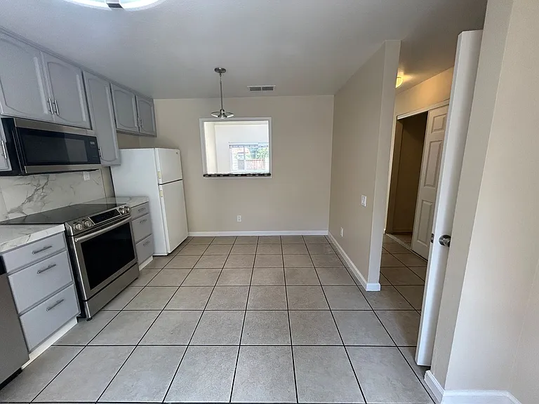 2104 Sharon Way — Photo 6