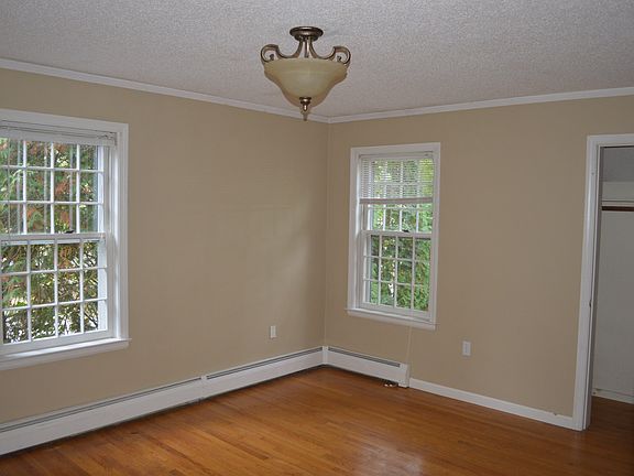 Large Bedroom - 12ft x 15ft