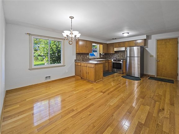 4th image of 61 Debby Ln