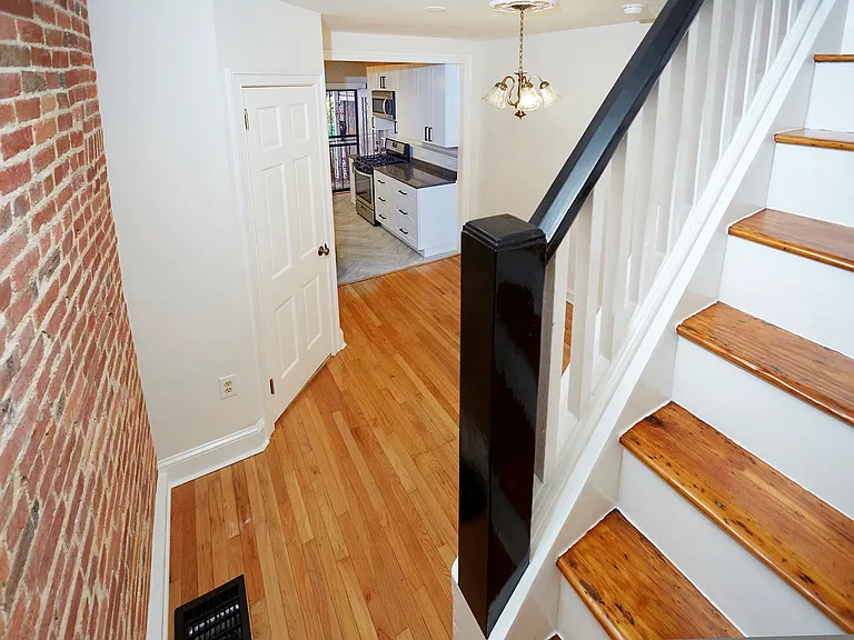 1141 W Hamburg St — Photo 11