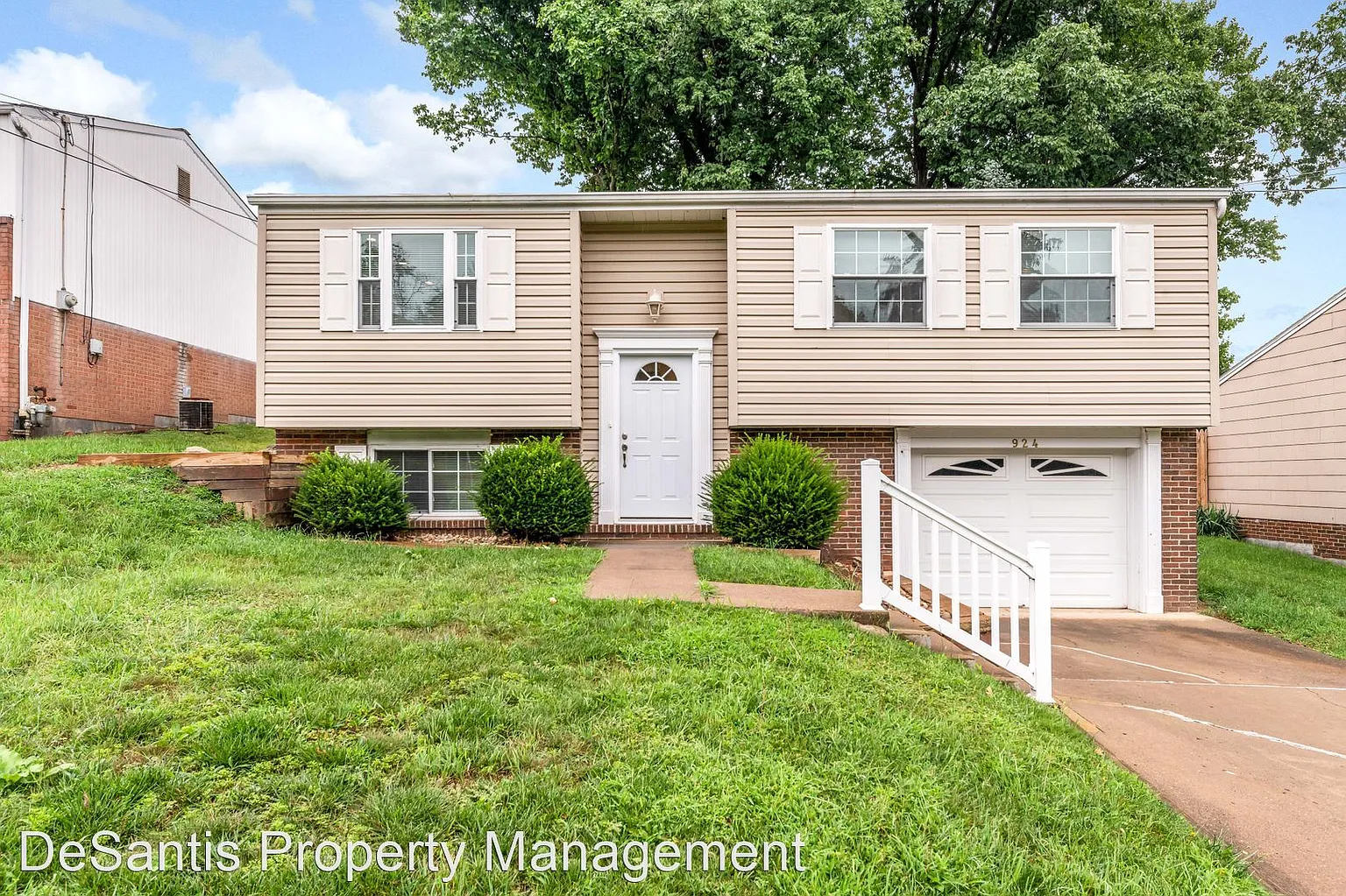 924 Harper Rd photo 1