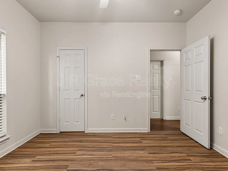 2100 Breezy Dr — Photo 16