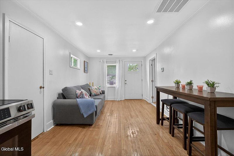 4th image of 14 Mountain View Avenue
