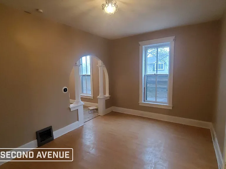 401 N Douglas Ave — Photo 2