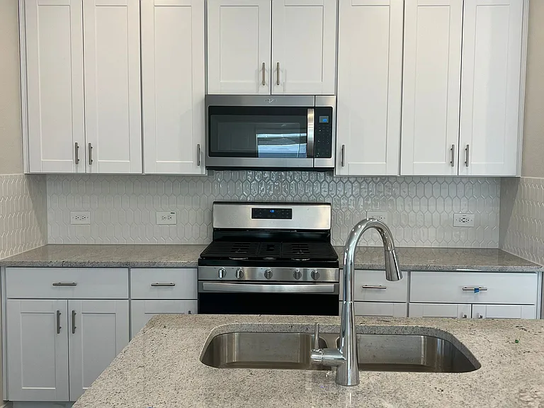 Beautiful eat in kitchen.
