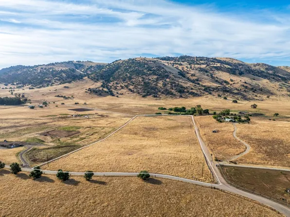 1705 N Piedra Rd, Sanger, CA 93657