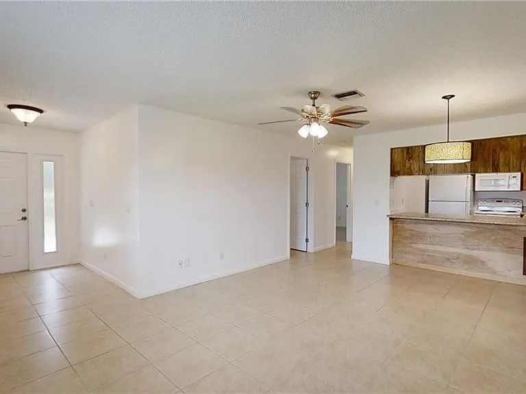 2303 NE 6th St #3 — Photo 1