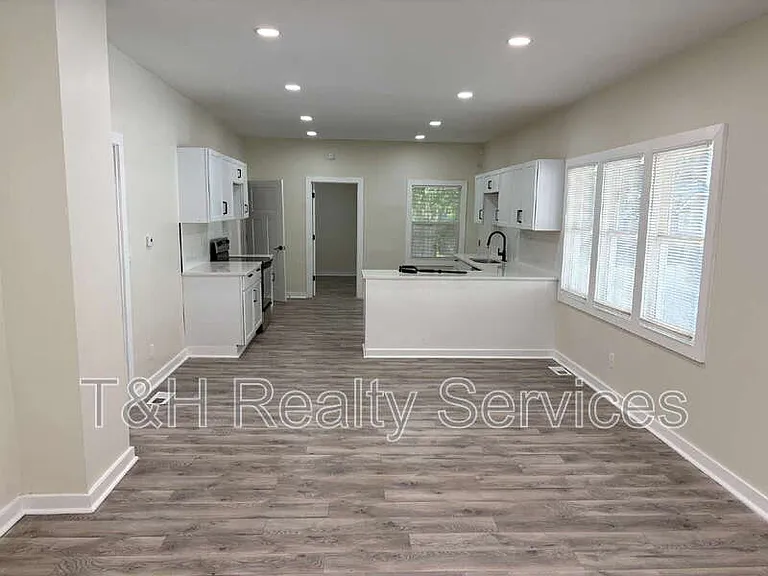 320 W 39th St — Photo 4