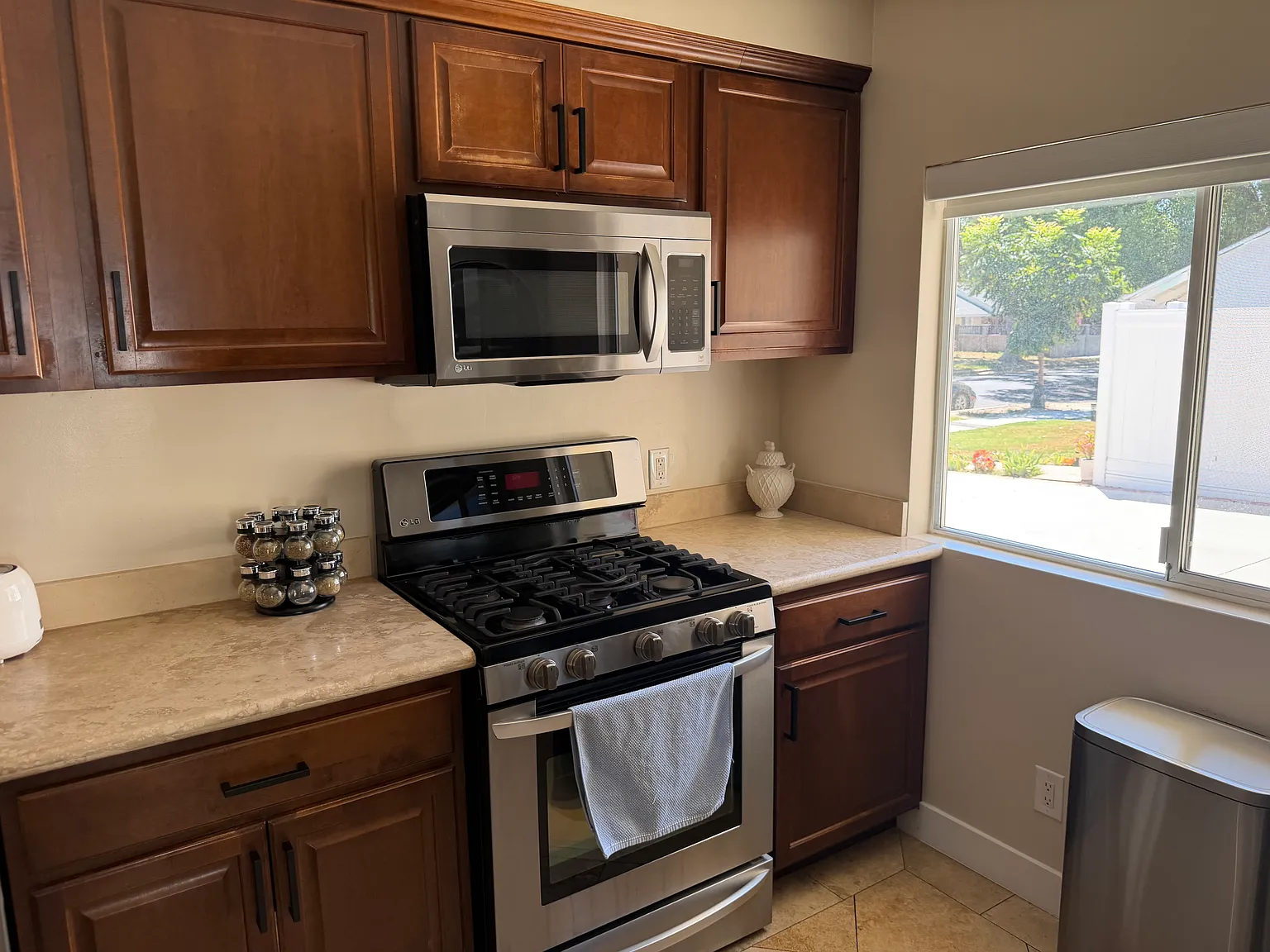 3 bed, 1617 sqft, $4,200 — Photo 3