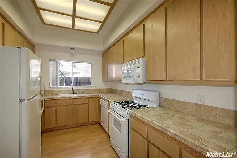 4 bed, 1800 sqft, $3,500 — Photo 2