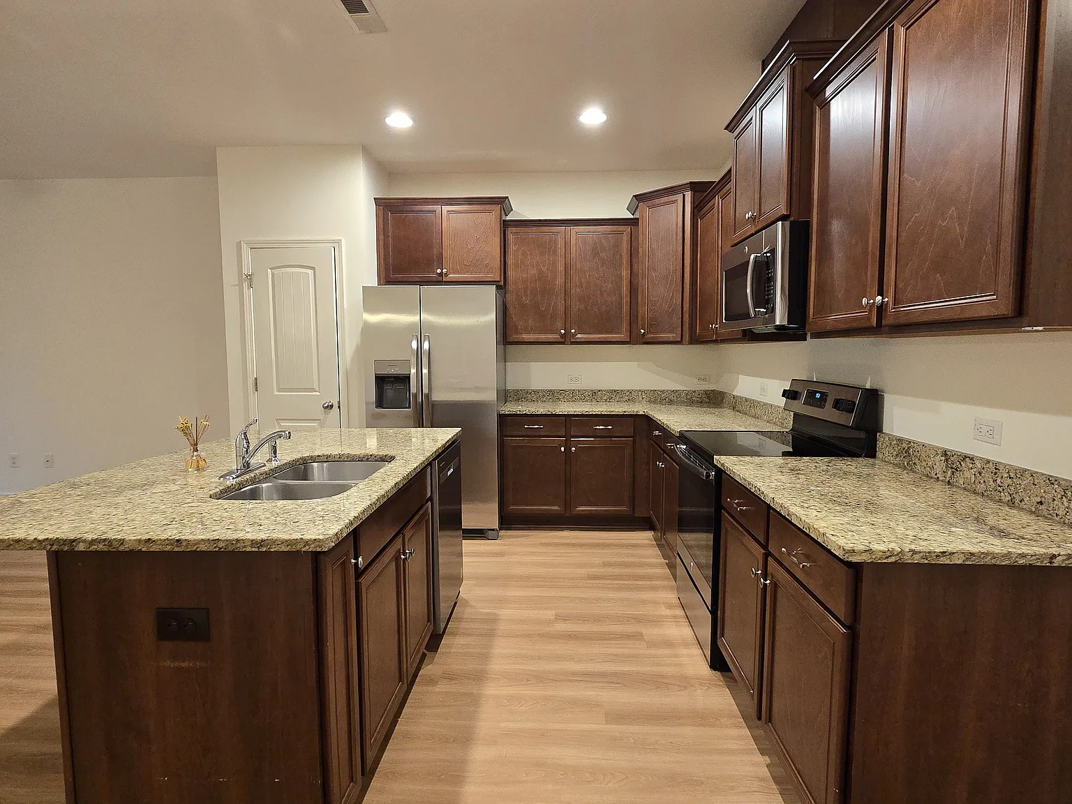3 bed, 2.5 bath, 1632 sqft, $1,725 — Photo 3