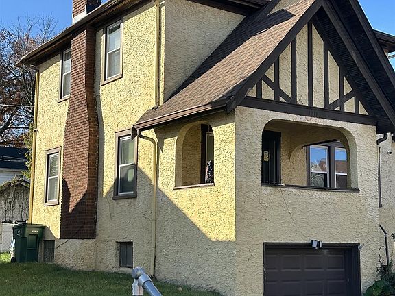 2nd image of 1815 Garden Ln