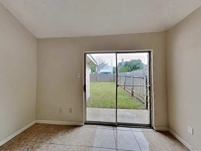 907 Briarcreek Dr — Photo 10