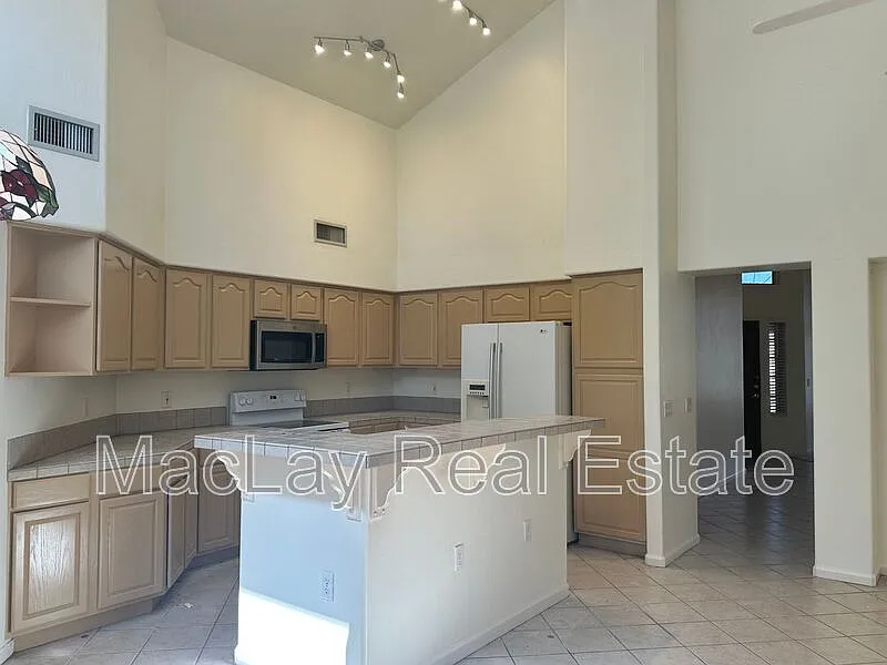 4 bed, 2.0 bath, 2096 sqft, $2,495 — Photo 2