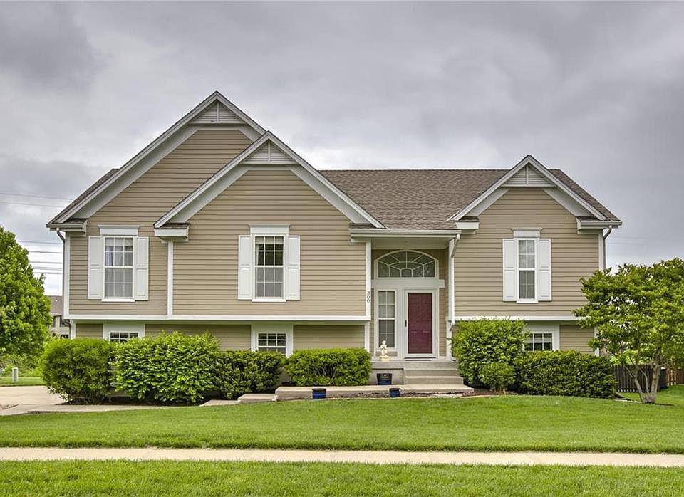 1st image of 300 NE Applewood Cir