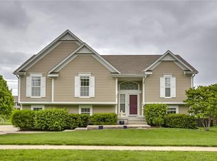 300 NE Applewood Cir, Lees Summit, MO 64086