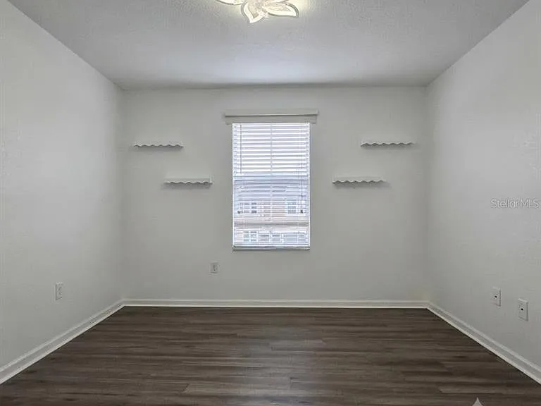 1561 Chelsea Dr — Photo 23