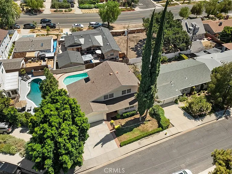 21816 Providencia St — Photo 3