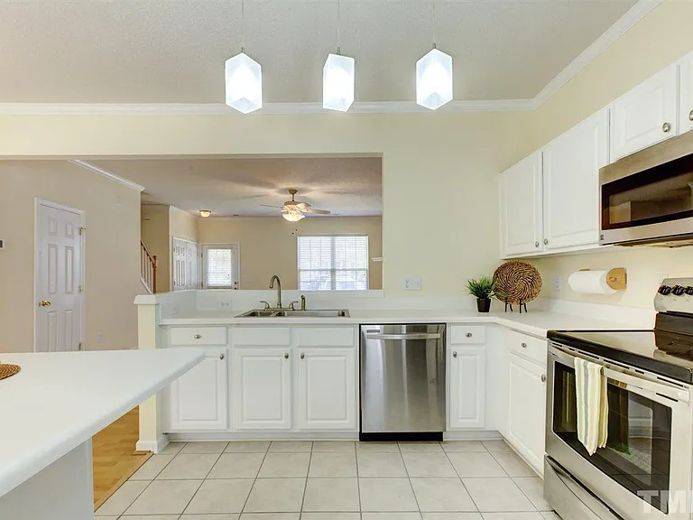 100 Parklane Dr — Photo 3